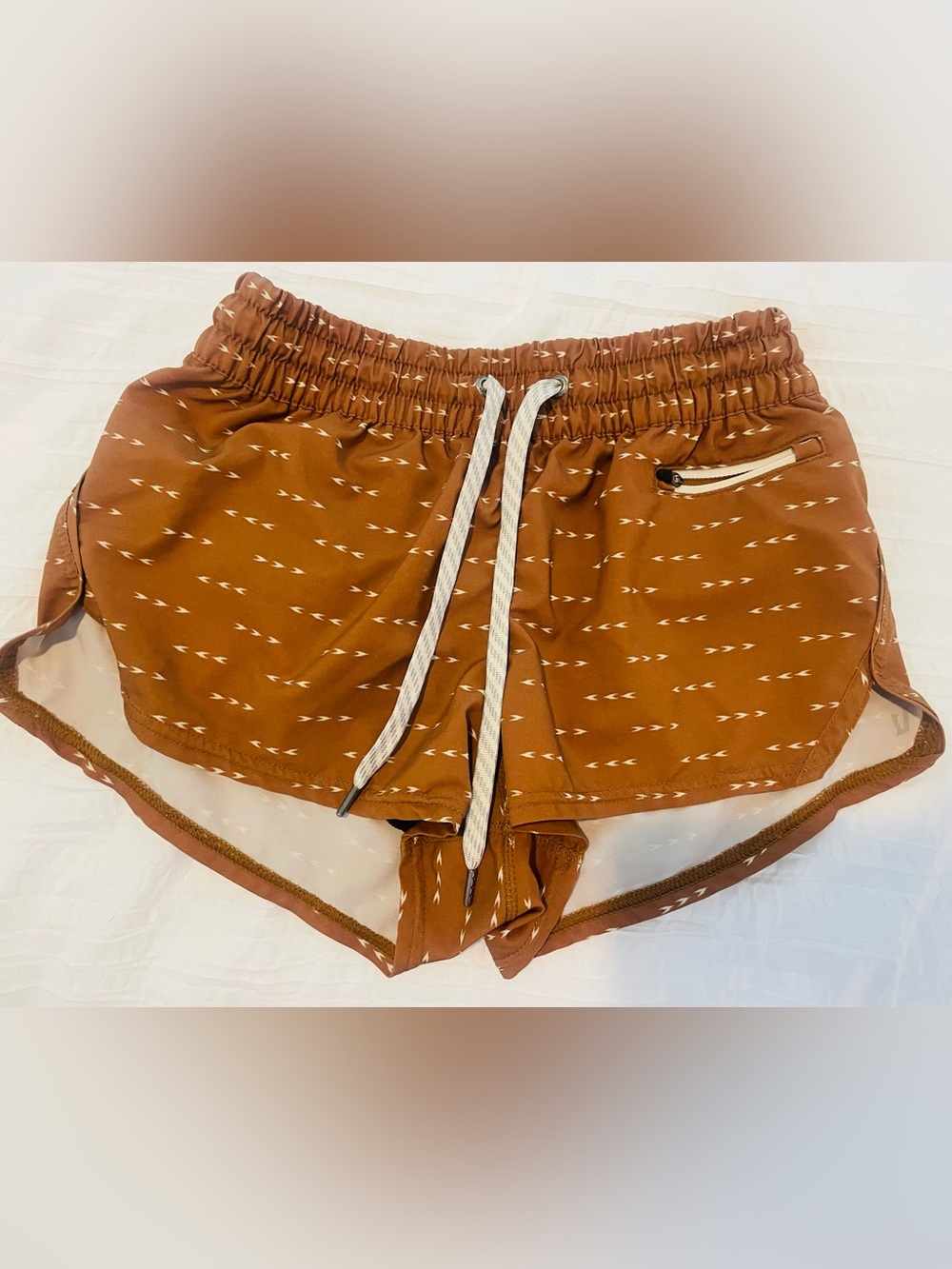 Vuori Rust Arrow-Print Athletic Shorts EUC